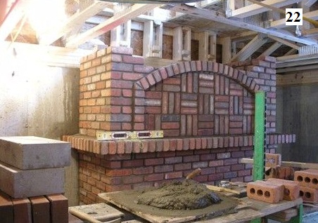 кладка стенки поверх декоративной арки