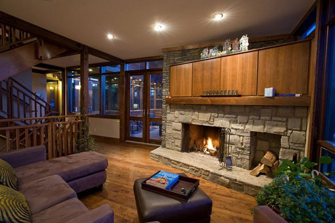 Living-Room-Interior-Design-with-Fireplace-of-Maddock-House