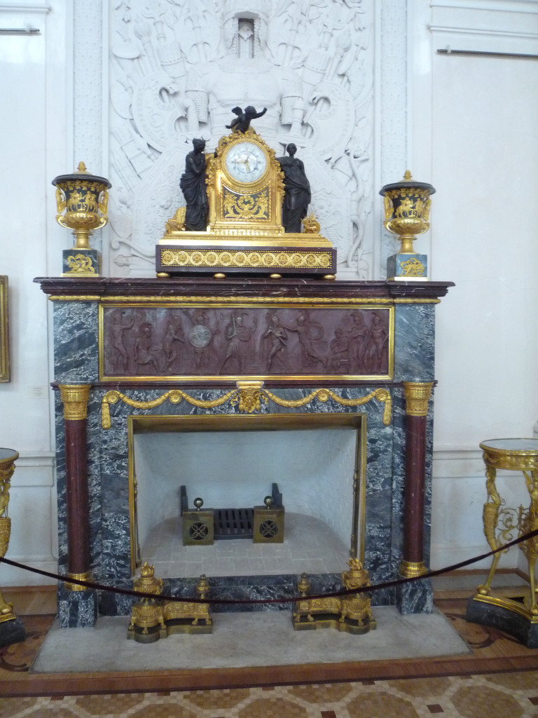 Мраморный серый камин 