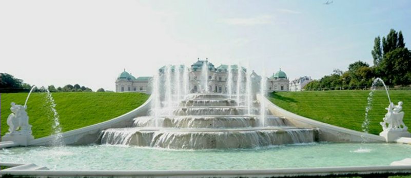 Каскадный каменный фонтан